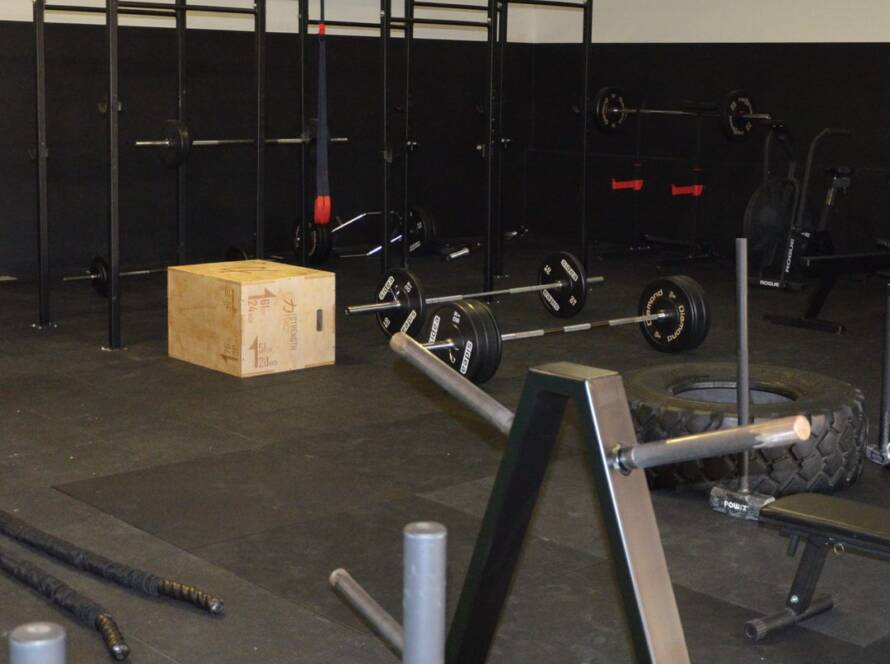 Area cross training con rack, bilancieri e attrezzi funzionali della palestra