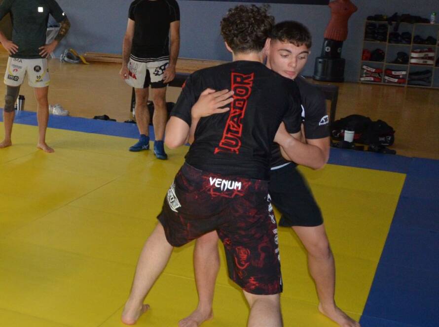 Sparring di kickboxing sul tatami dell'A.S.D. Südtirol Cage Fighting a Bolzano