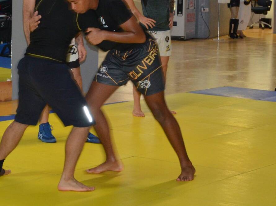 Corpo a corpo durante l'allenamento di MMA alla Südtirol Cage Fighting