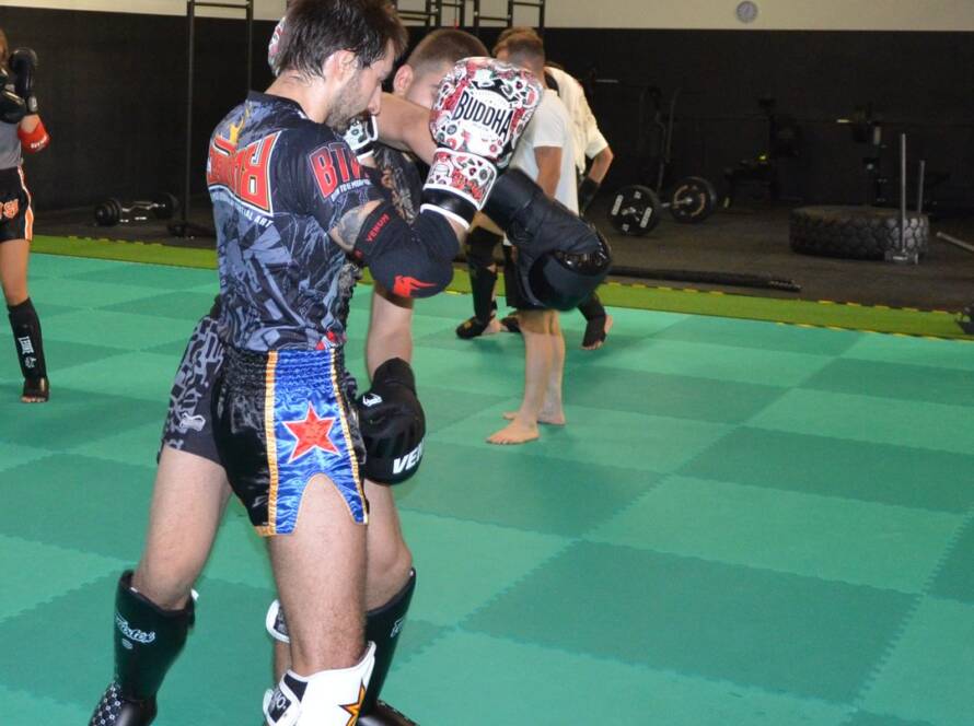Atleti in guardia durante l'allenamento di Muay Thai alla Südtirol Cage Fighting